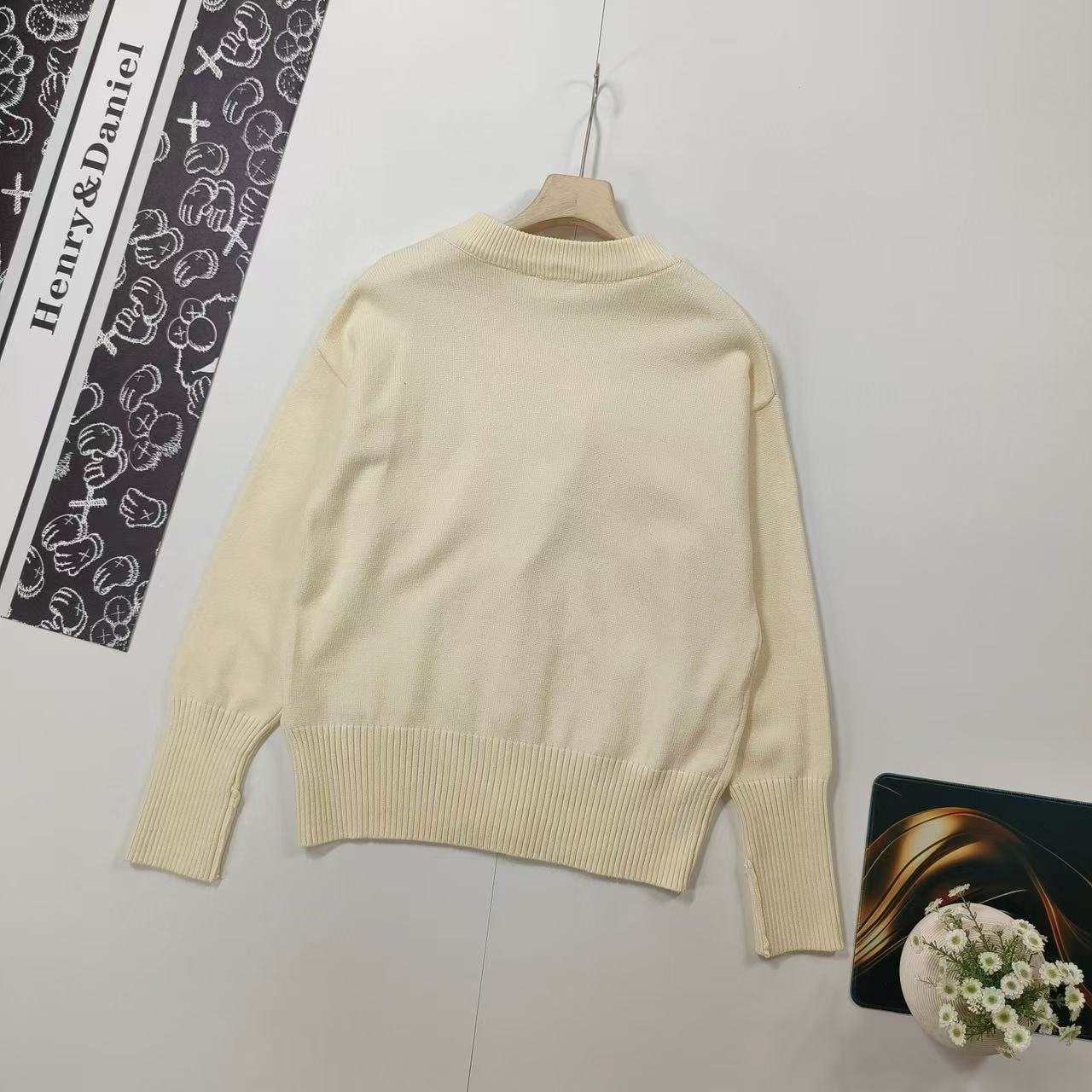 New classic embroidered V-neck cardigan sweater