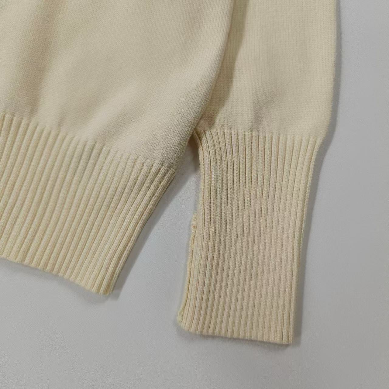 New classic embroidered V-neck cardigan sweater