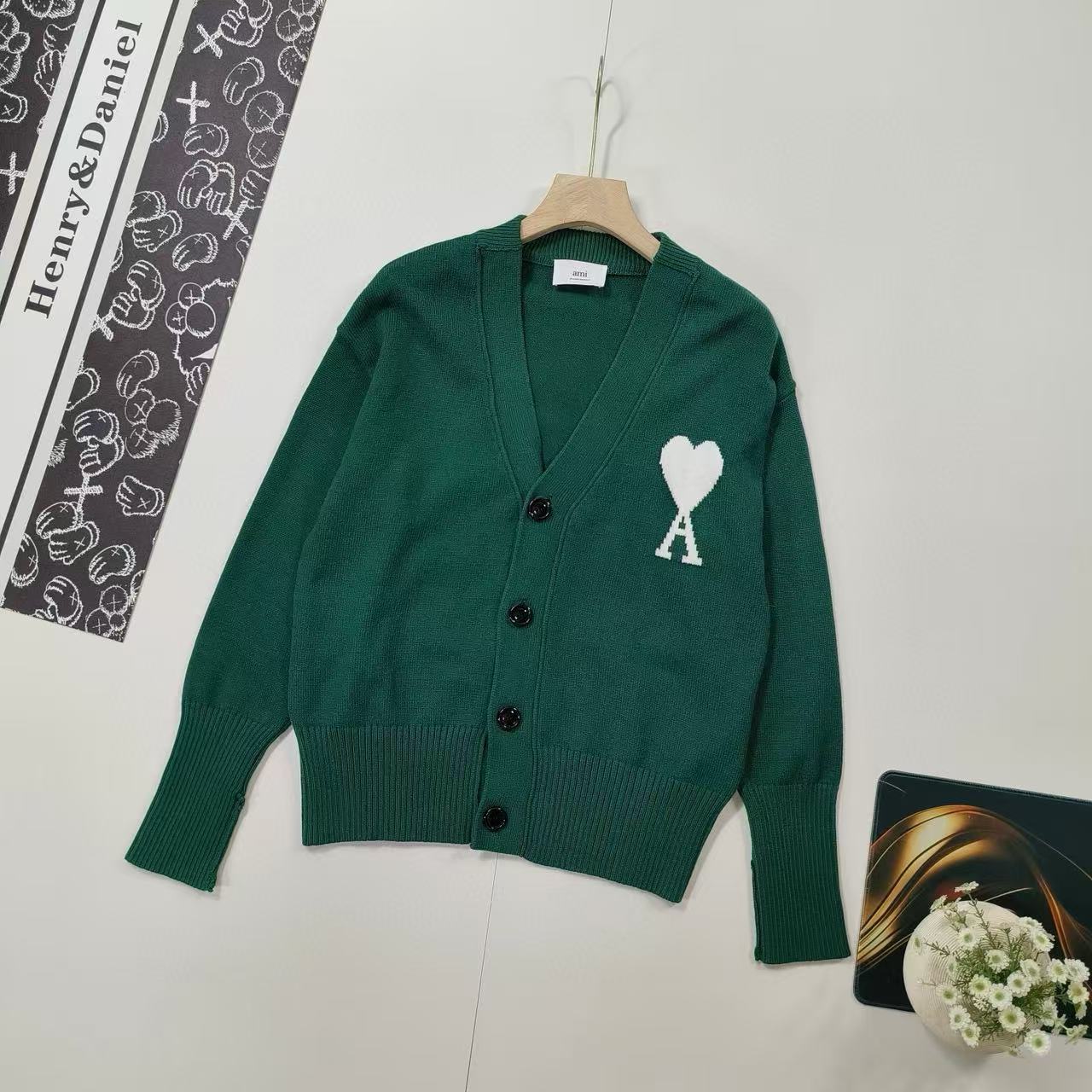 New classic embroidered V-neck cardigan sweater