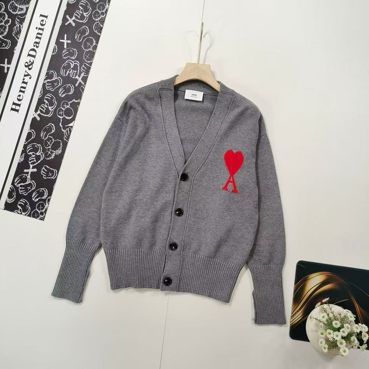 New classic embroidered V-neck cardigan sweater