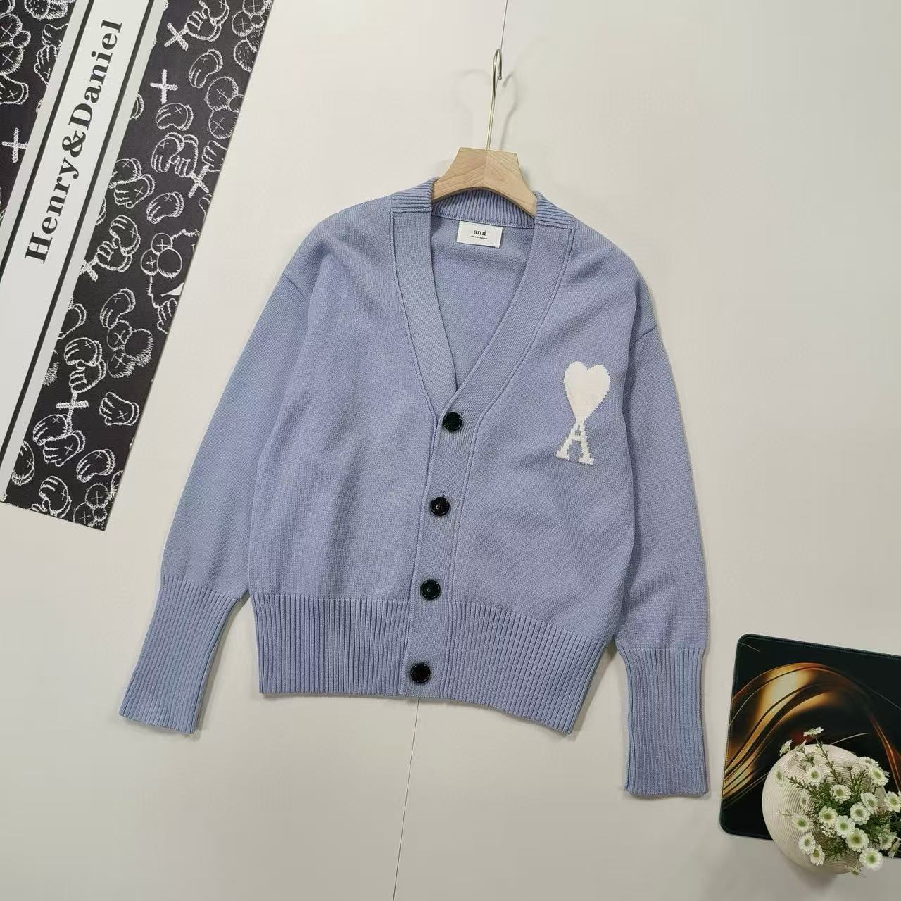 New classic embroidered V-neck cardigan sweater