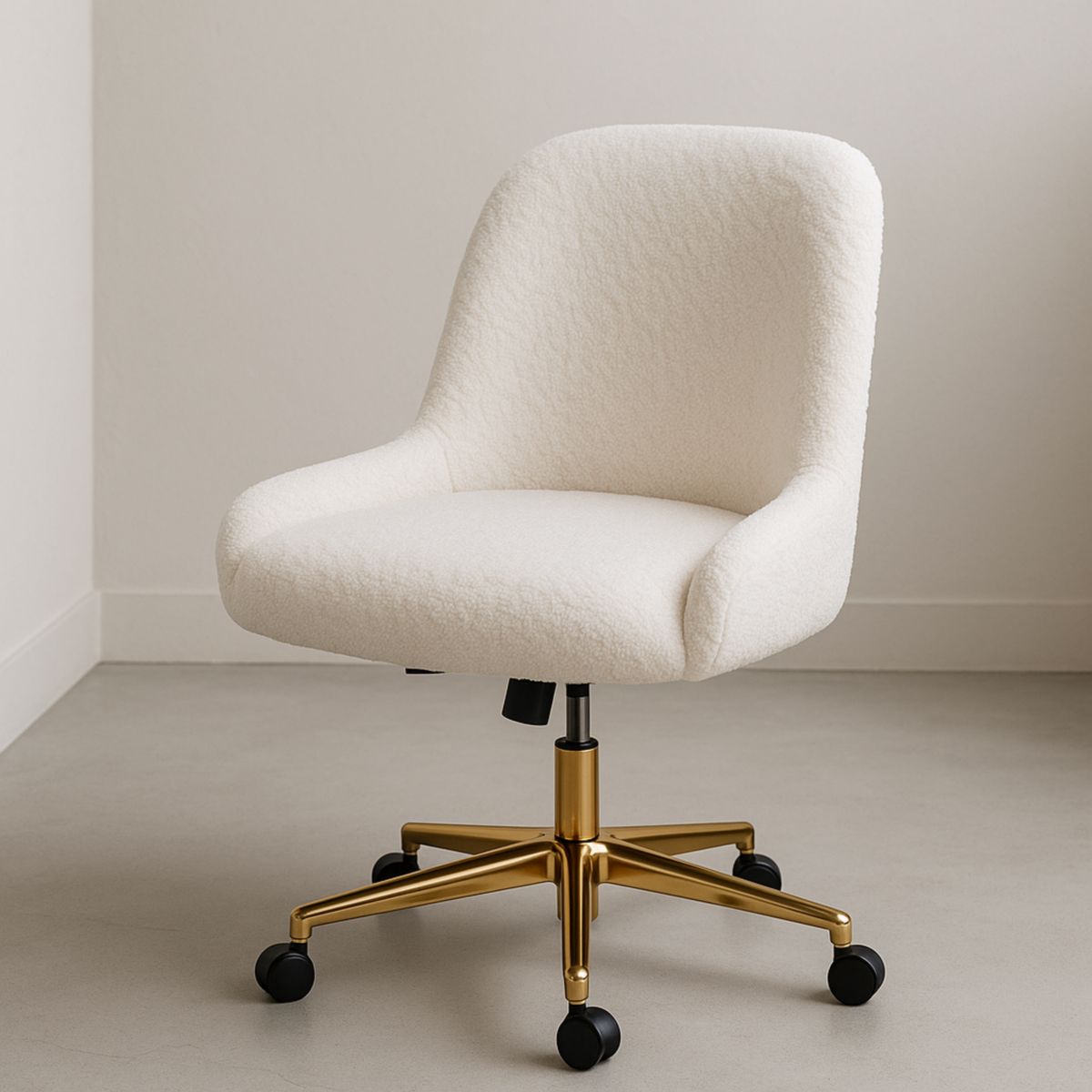 Chaise de bureau pivotante crème tissu bouclé métal doré roulettes
