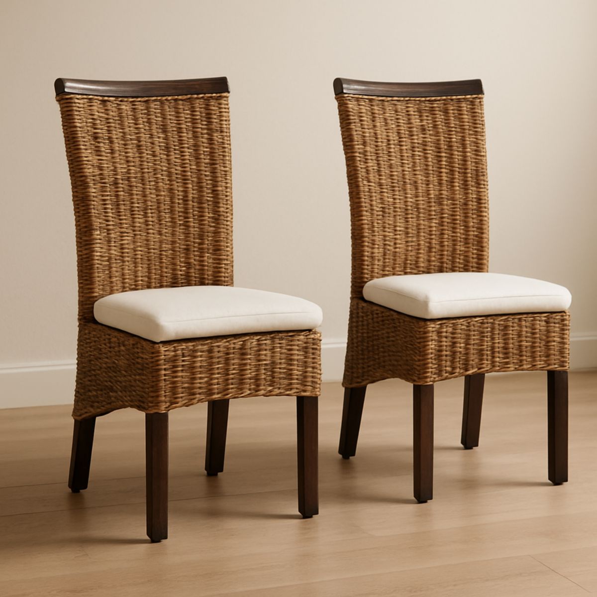 Chaise en Rotin et Bois avec Coussin en Tissu Blanc Lot de 2 48cm x 60cm x 98cm