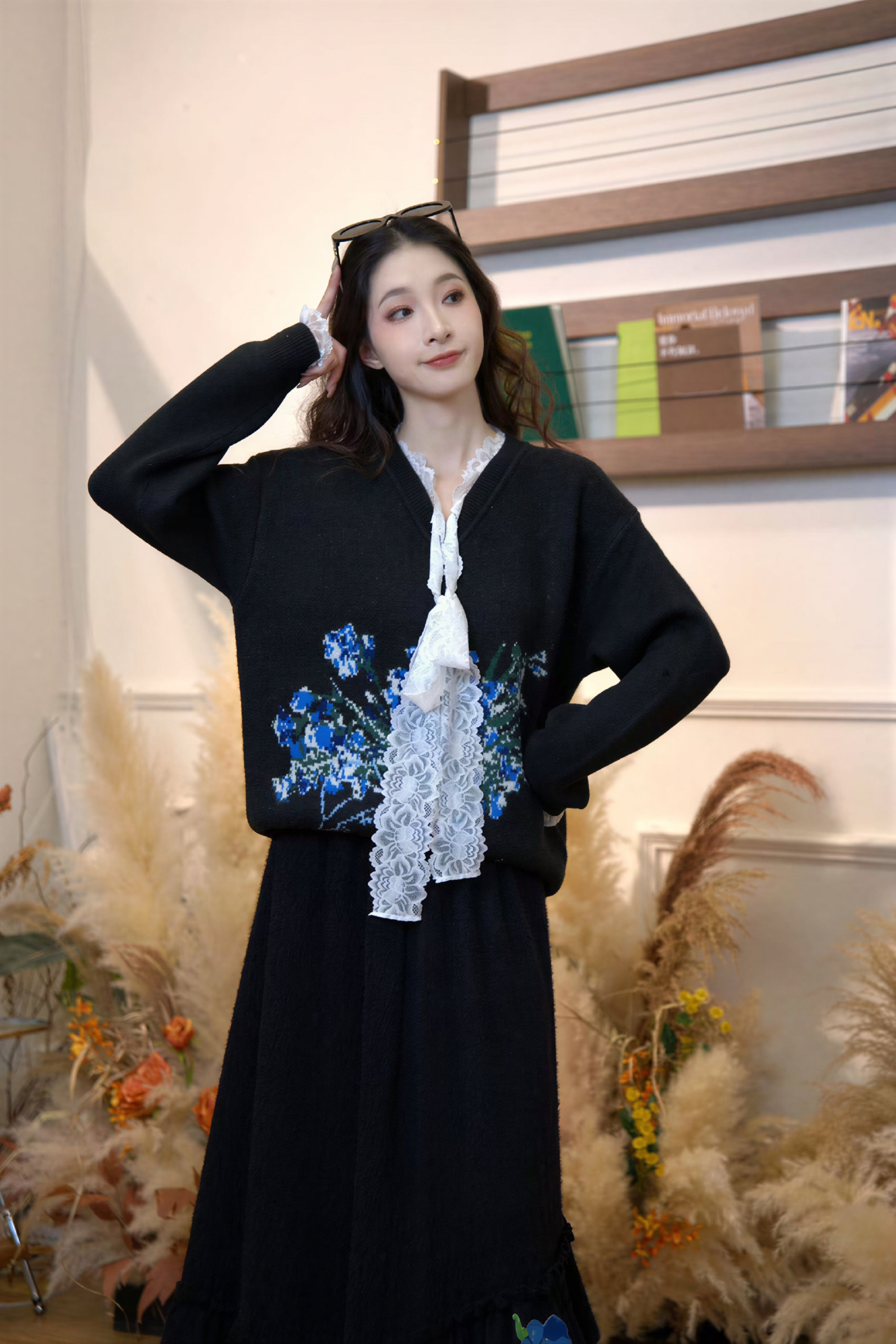 Black long-sleeved knitted pullover sweater