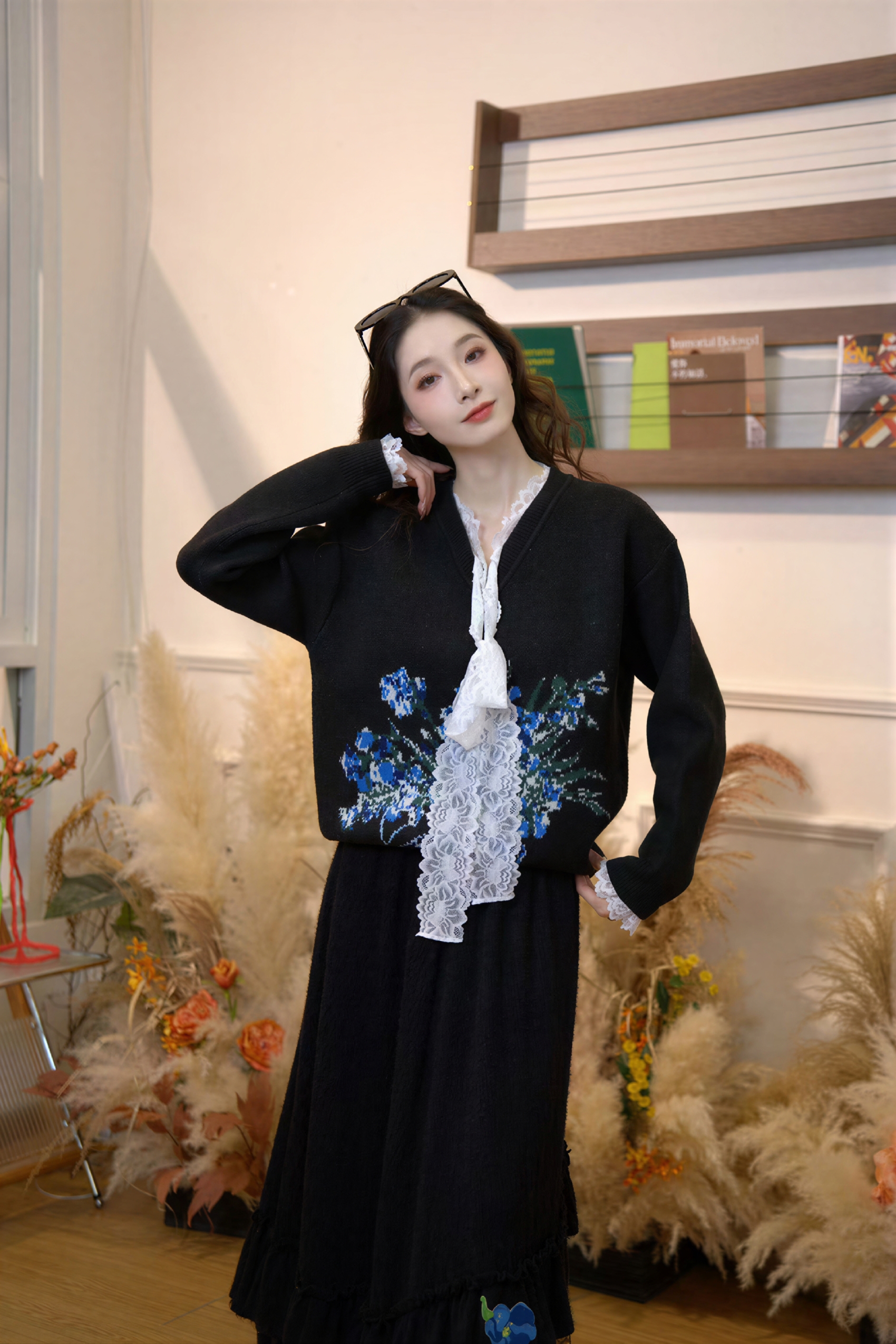 Black long-sleeved knitted pullover sweater