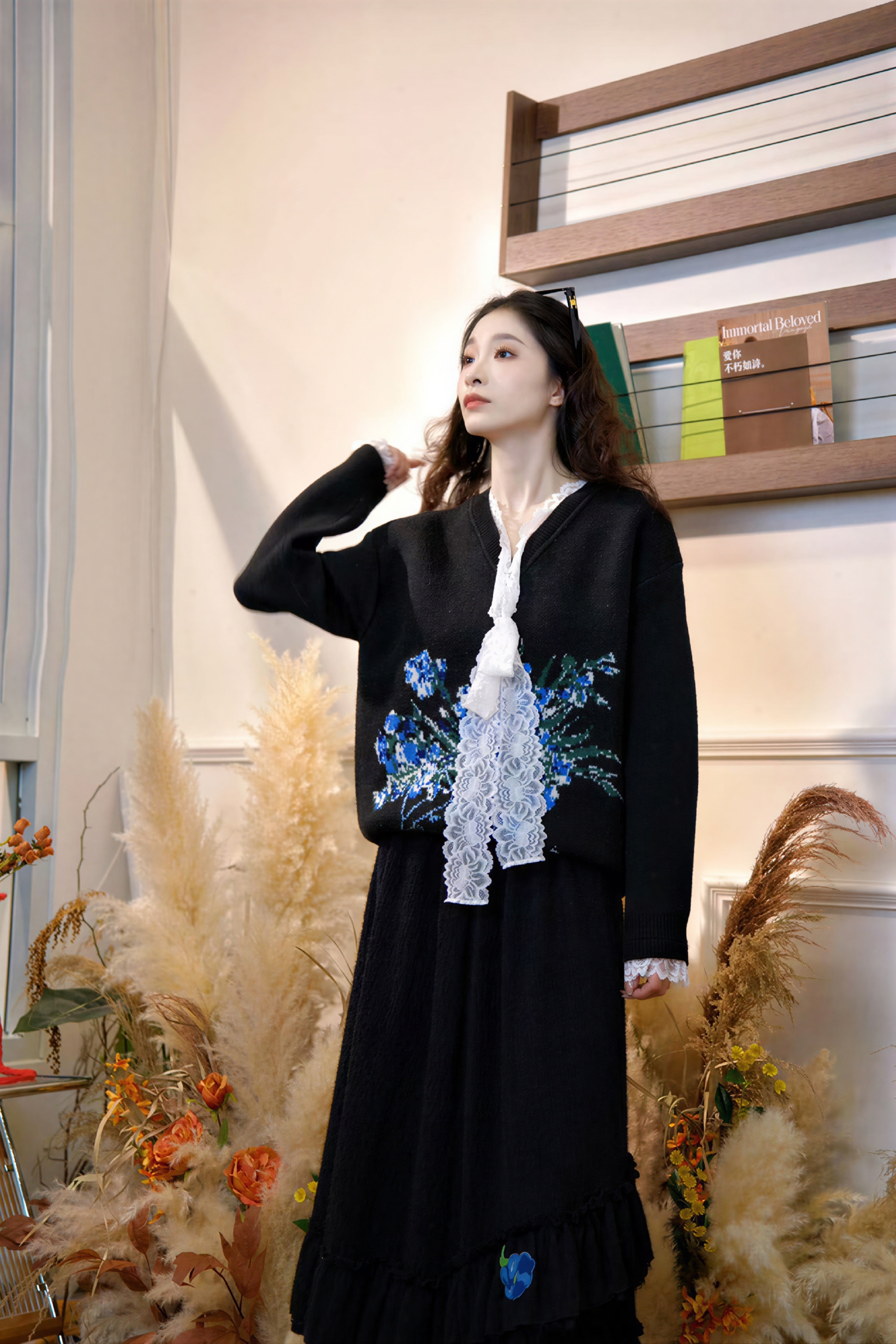 Black long-sleeved knitted pullover sweater