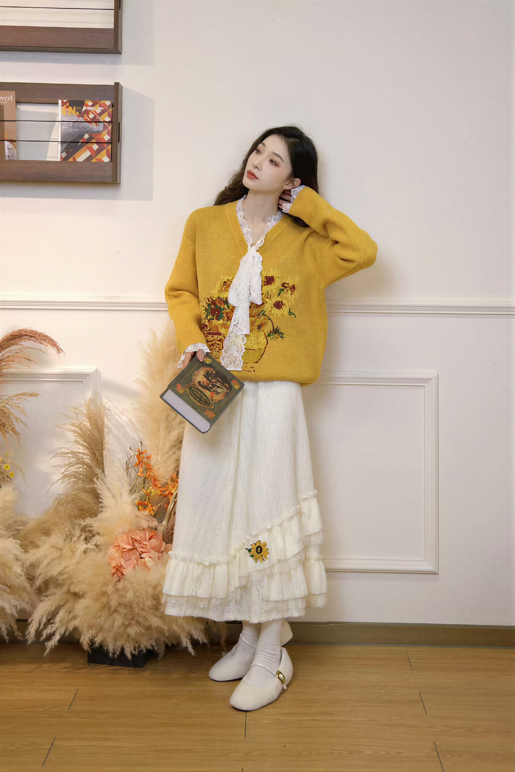 Black long-sleeved knitted pullover sweater