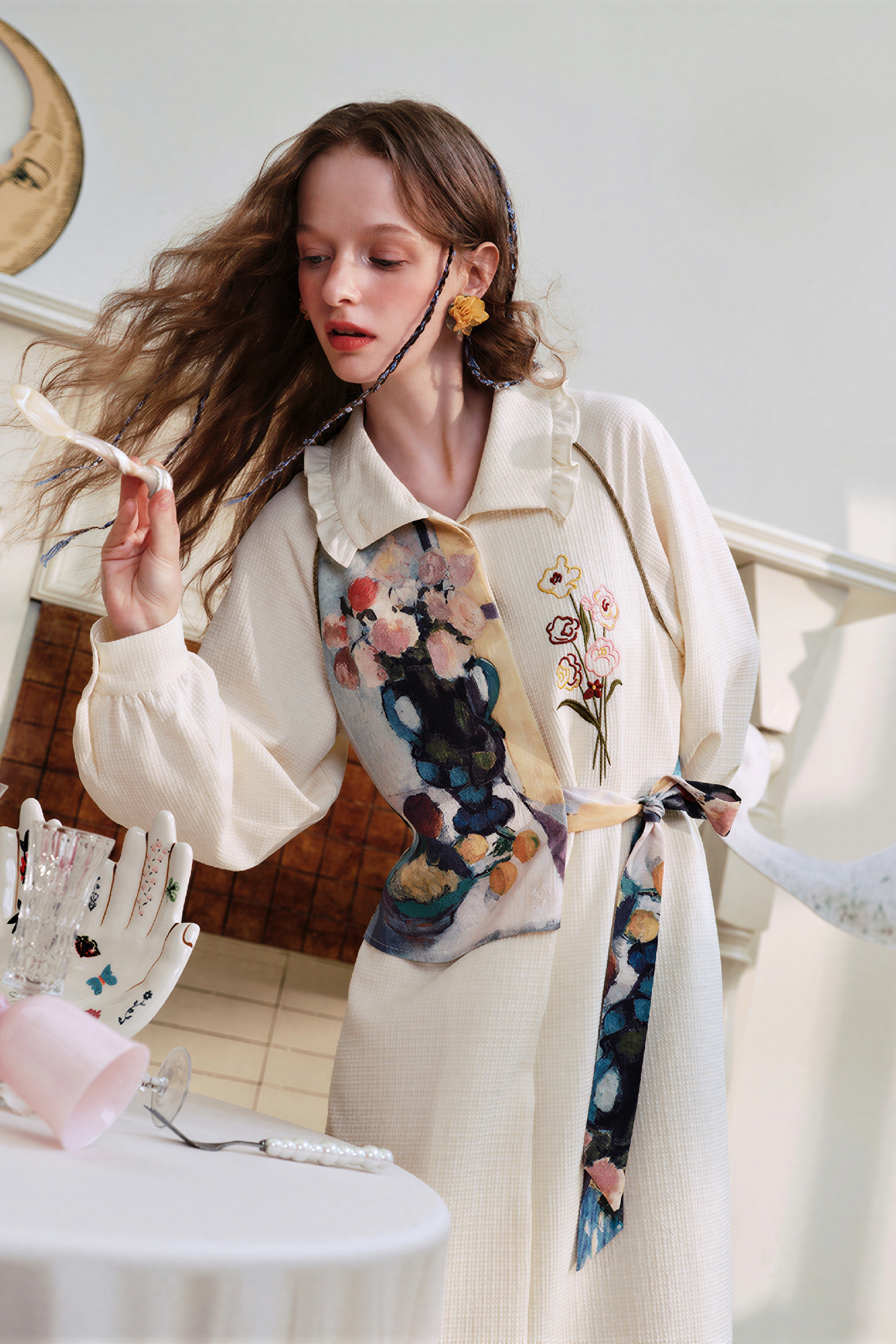 Black loose-fitting long-sleeved dress