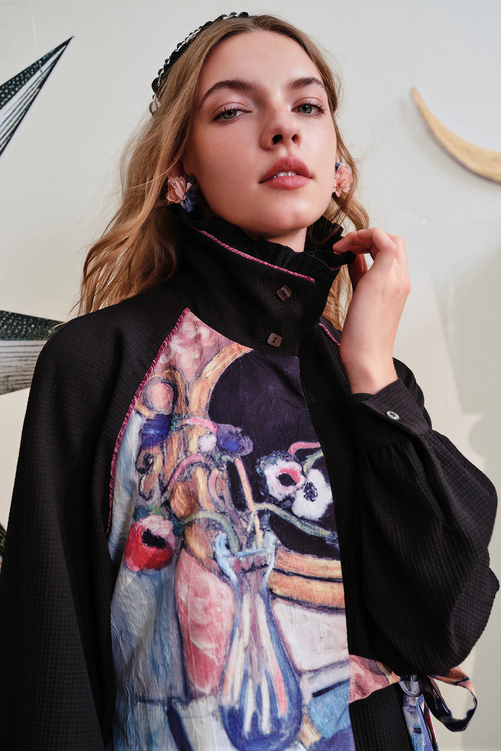 Black loose-fitting long-sleeved dress