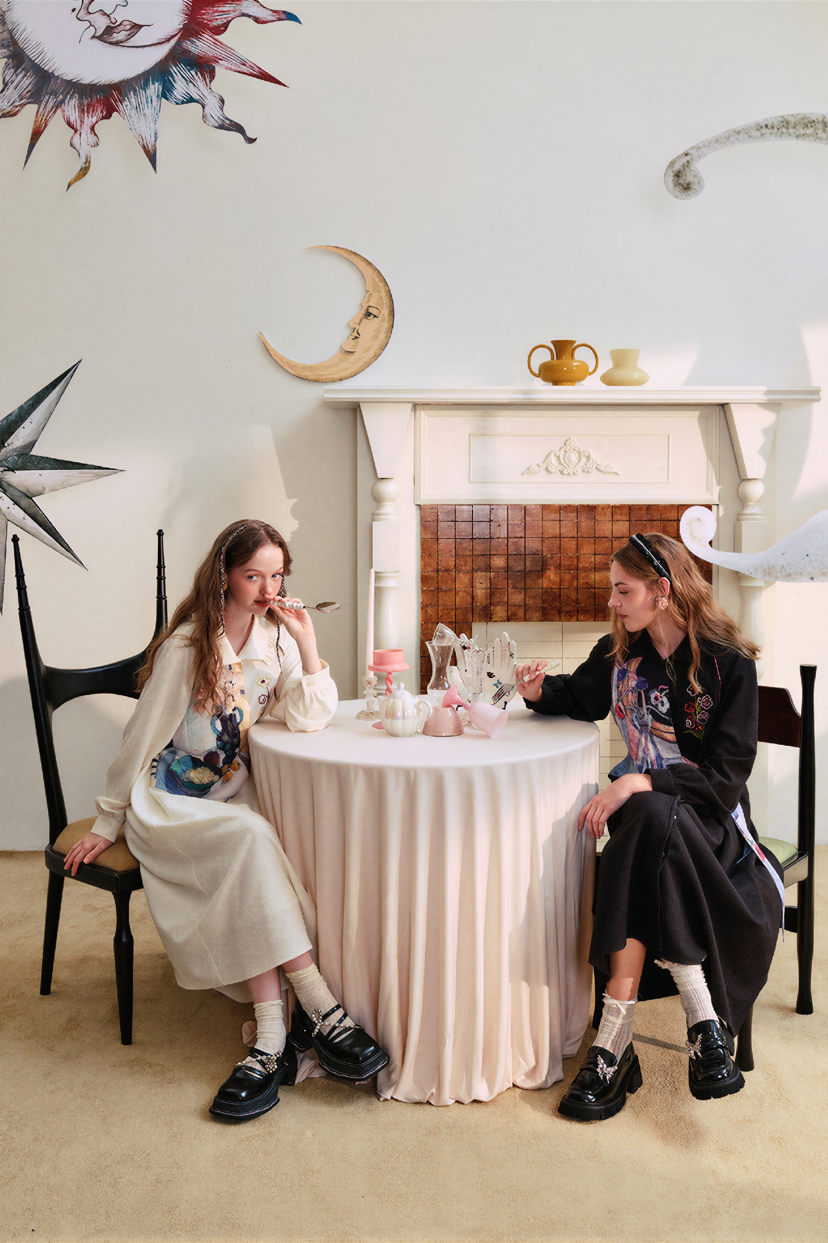 Black loose-fitting long-sleeved dress