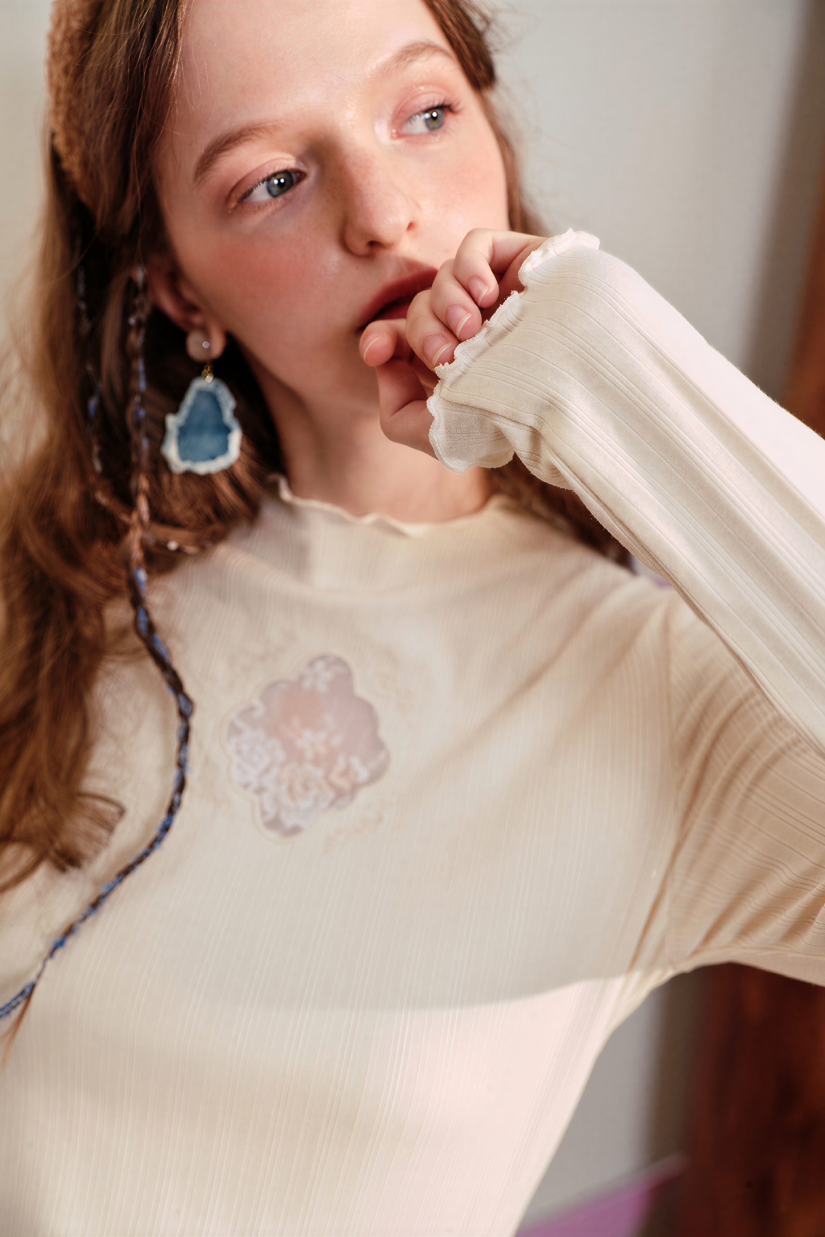 Lace-trimmed inner layer T-shirt