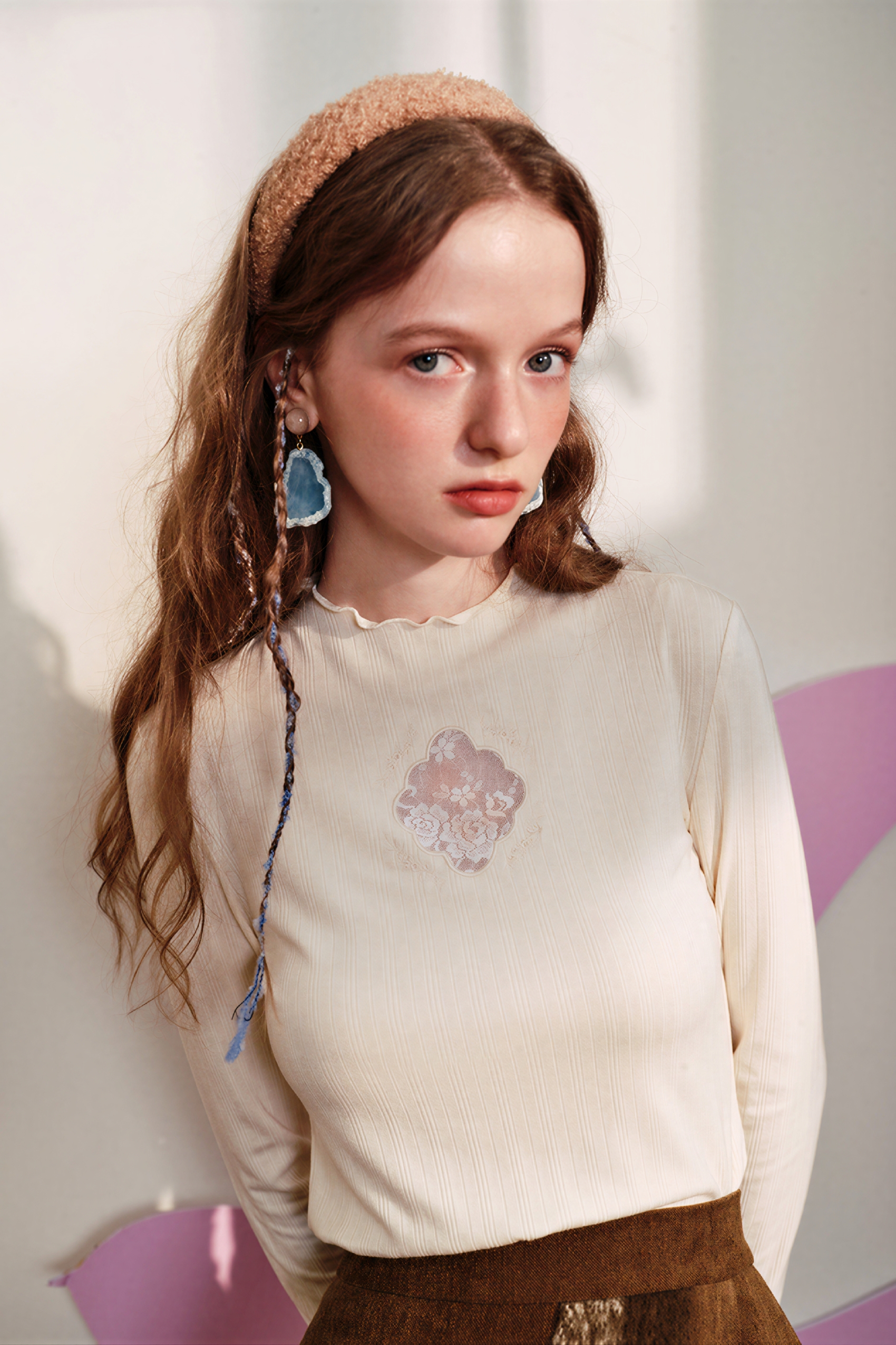 Lace-trimmed inner layer T-shirt