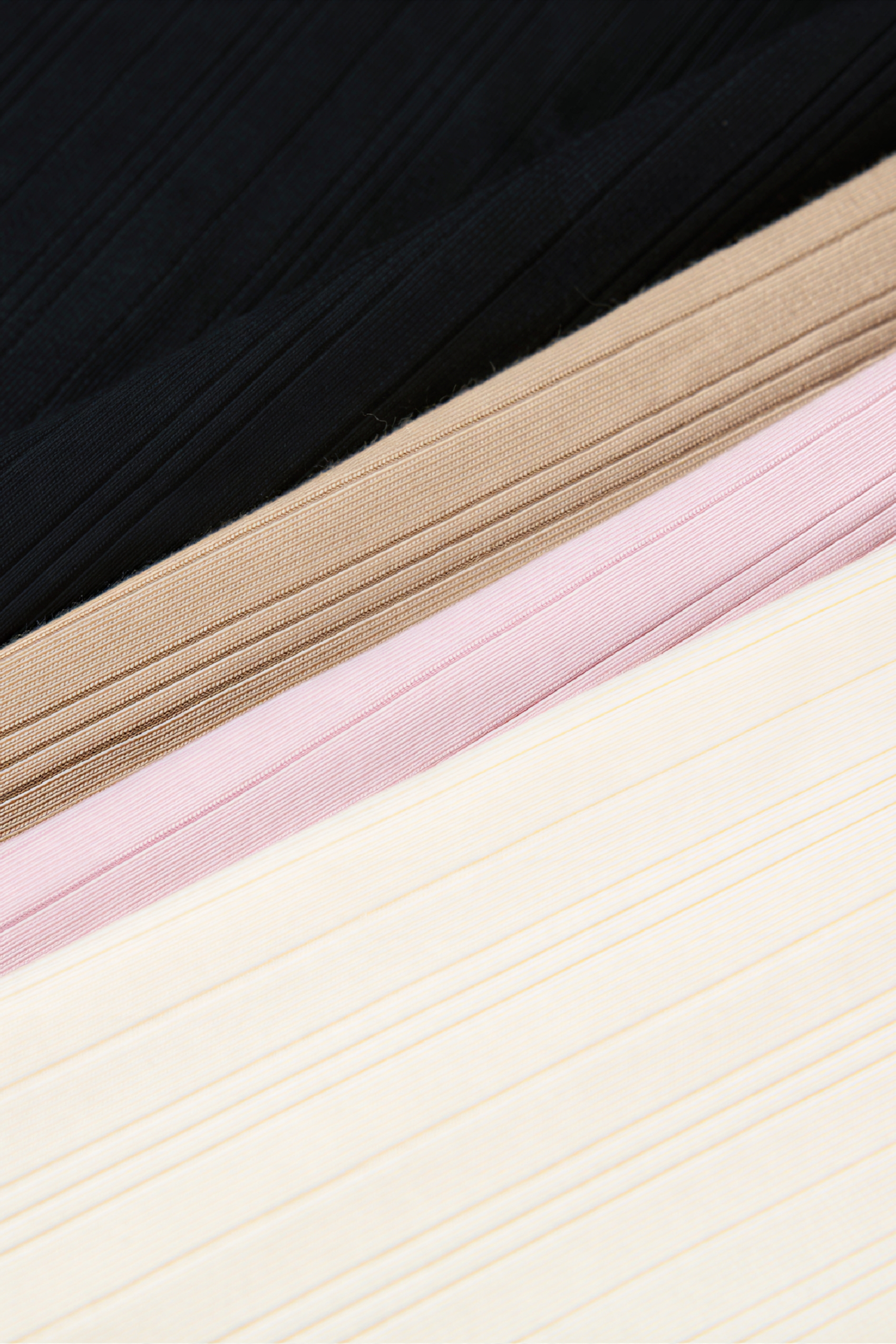 Lace-trimmed inner layer T-shirt