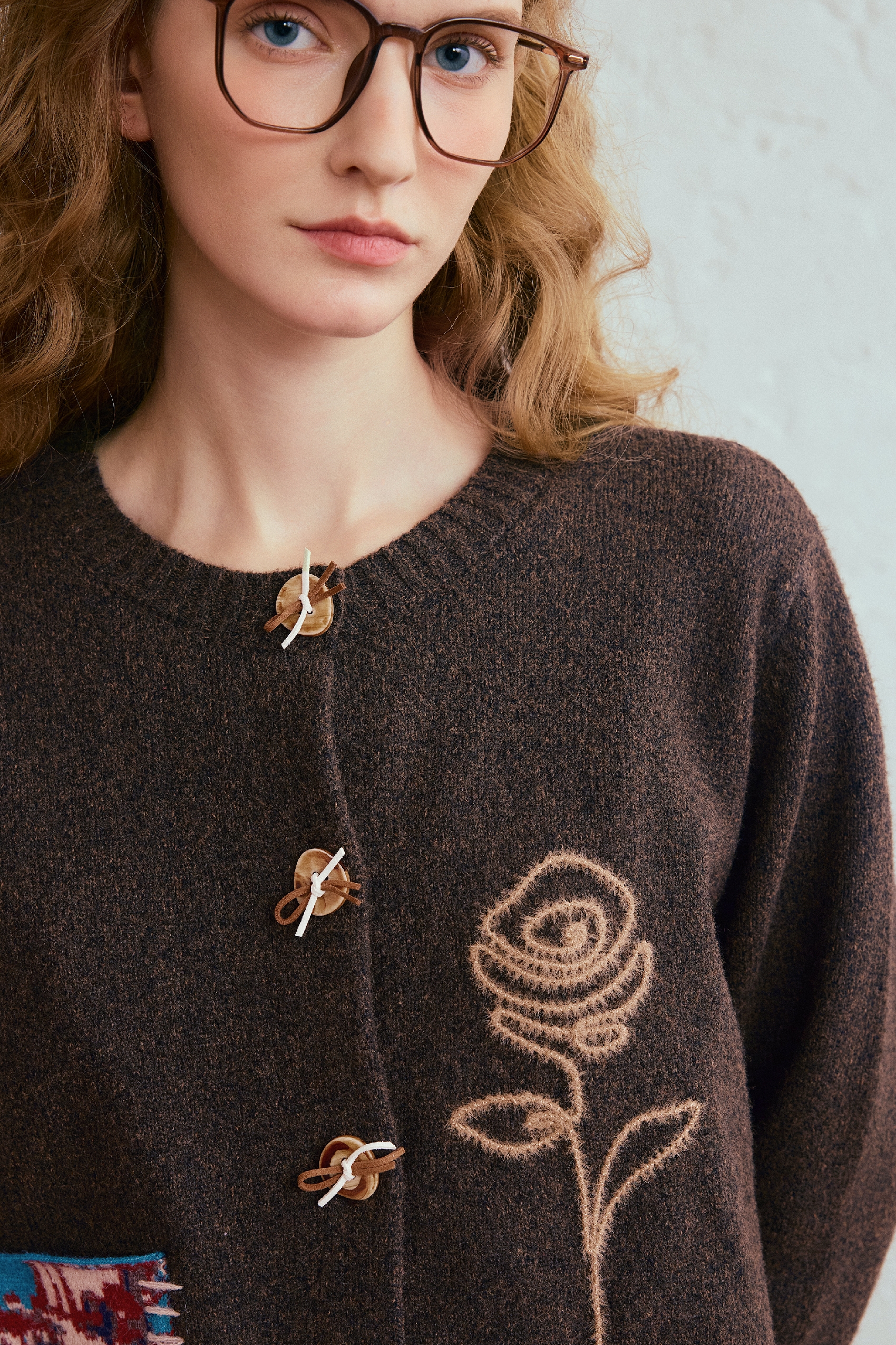 Short knitted cardigan sweater