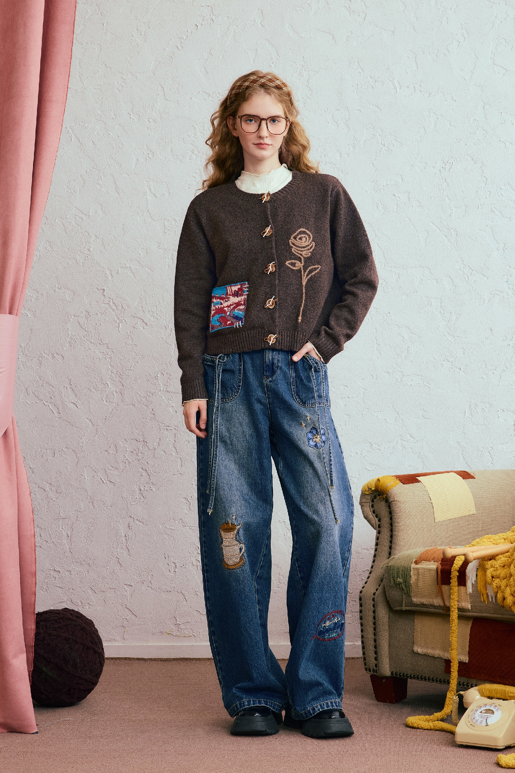 Short knitted cardigan sweater