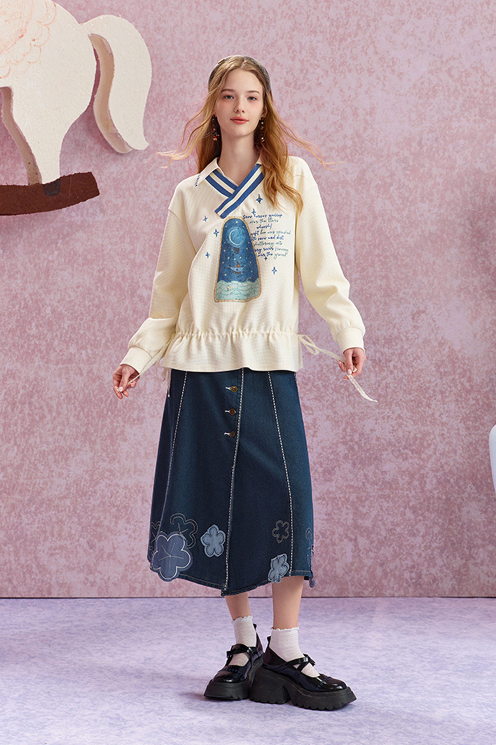 Loose-fitting V-neck pullover sweatshirt