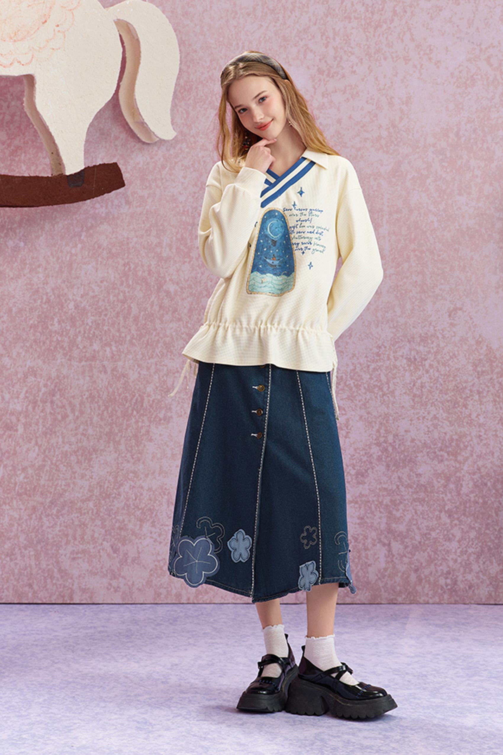 Loose-fitting V-neck pullover sweatshirt