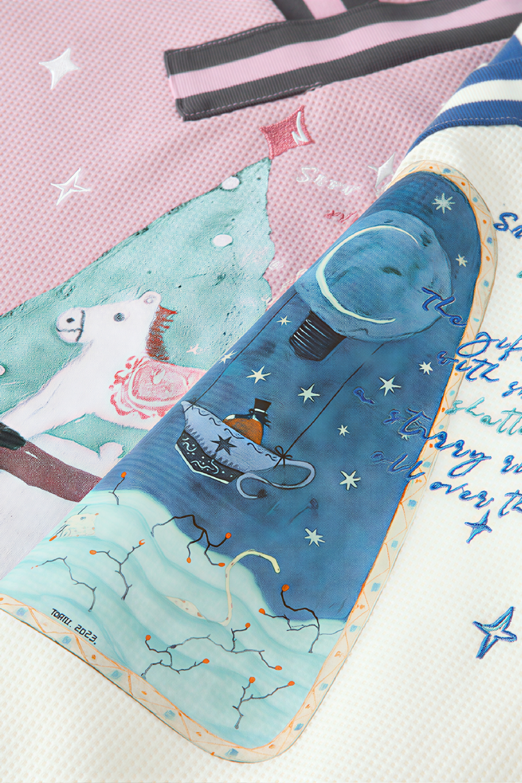 Loose-fitting V-neck pullover sweatshirt