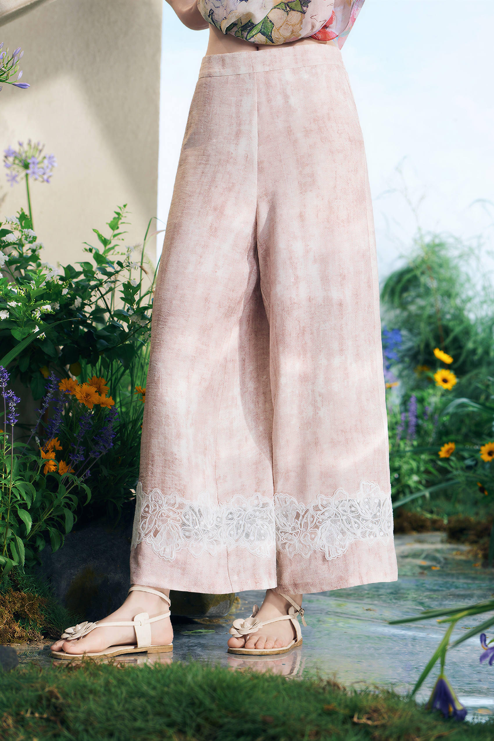 Printed Lace-Trim Cropped Pants