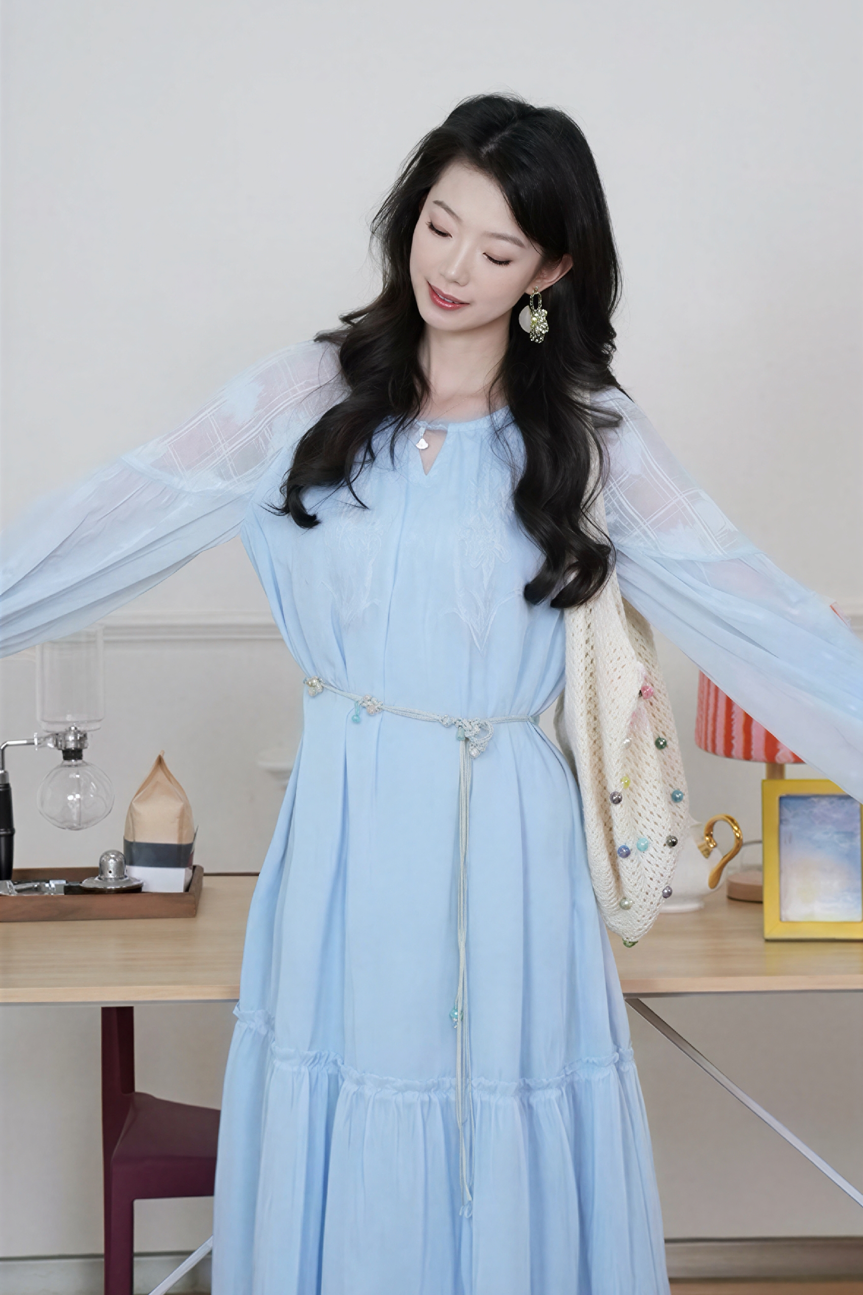 자수 장식 타이 디테일 드레스