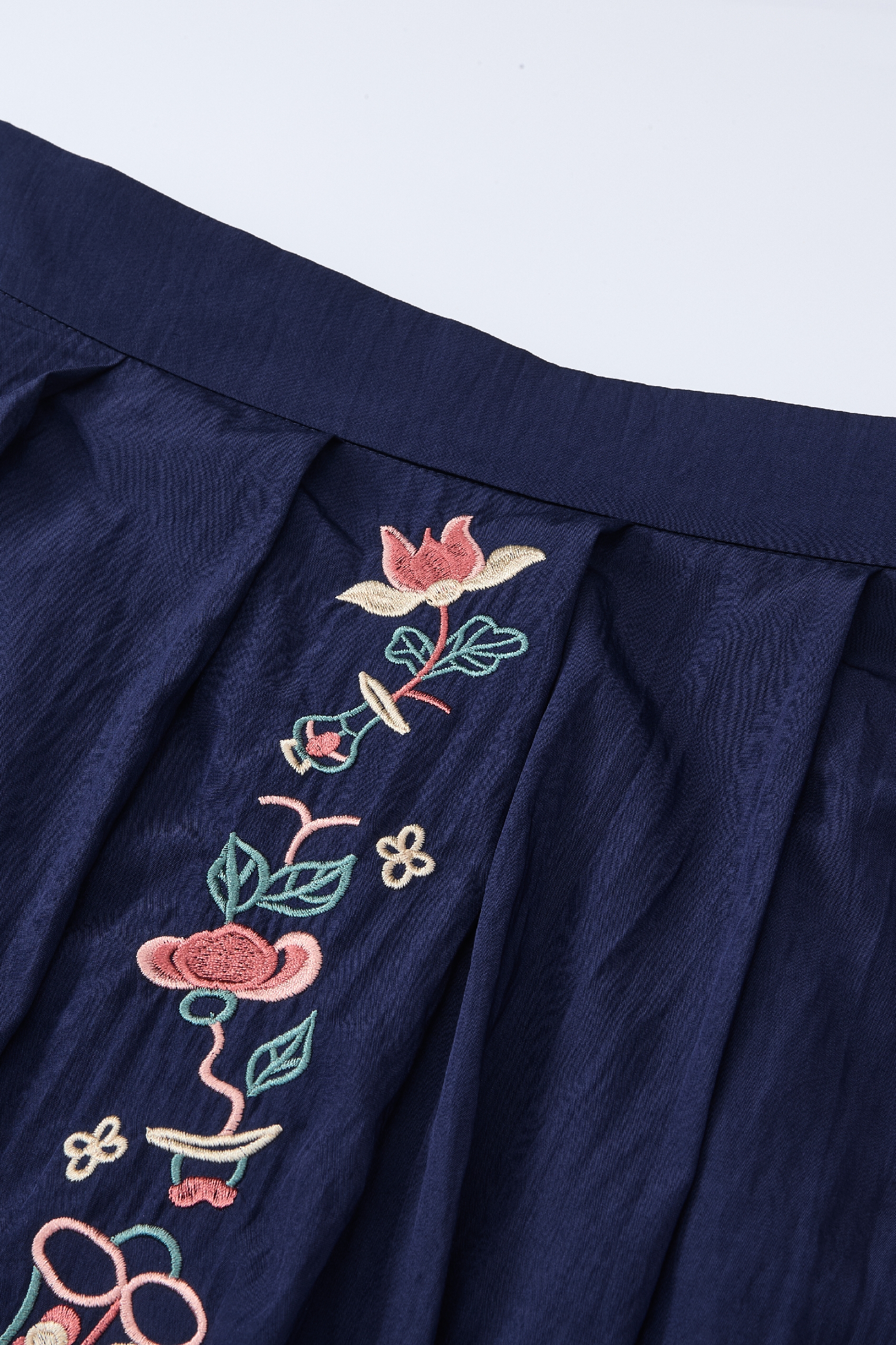 Cropped Embroidered Pleated Skirt