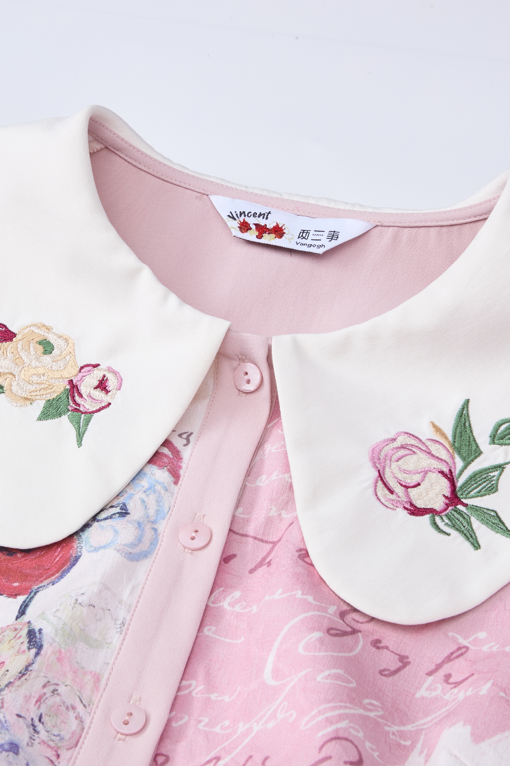 ピンクの刺繍入りドレス
