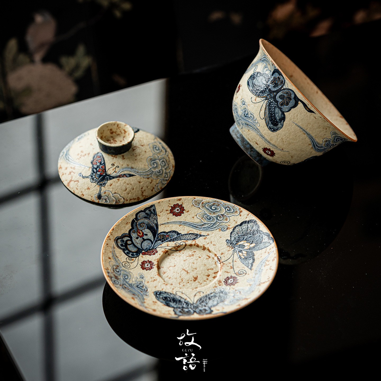 Blue and White Porcelain with Firestone Red Gaiwan (Lidded Tea Bowl) – Traditional Chinese Tea Brewing Vessel, Premium Single Serving Tea Cup with Lid, Exquisite Gift for Tea Enthusiasts