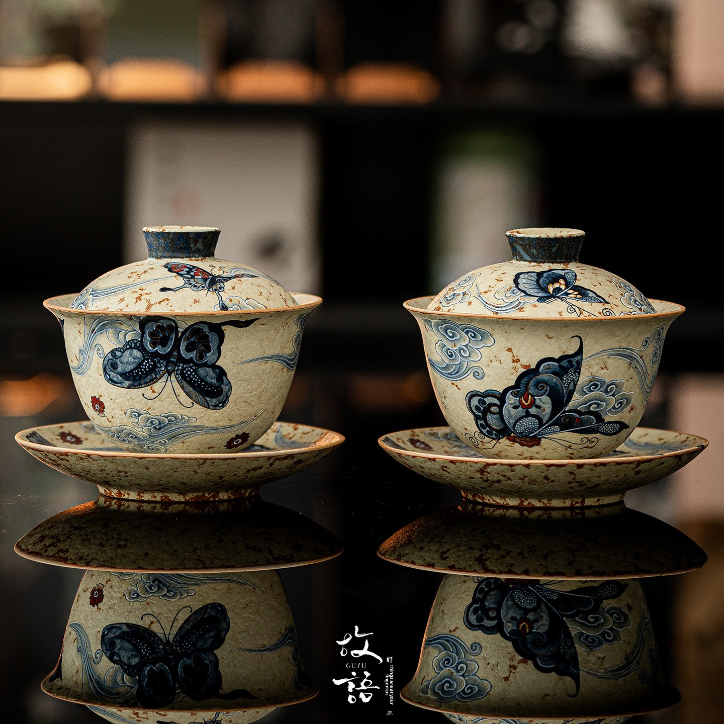 Blue and White Porcelain with Firestone Red Gaiwan (Lidded Tea Bowl) – Traditional Chinese Tea Brewing Vessel, Premium Single Serving Tea Cup with Lid, Exquisite Gift for Tea Enthusiasts