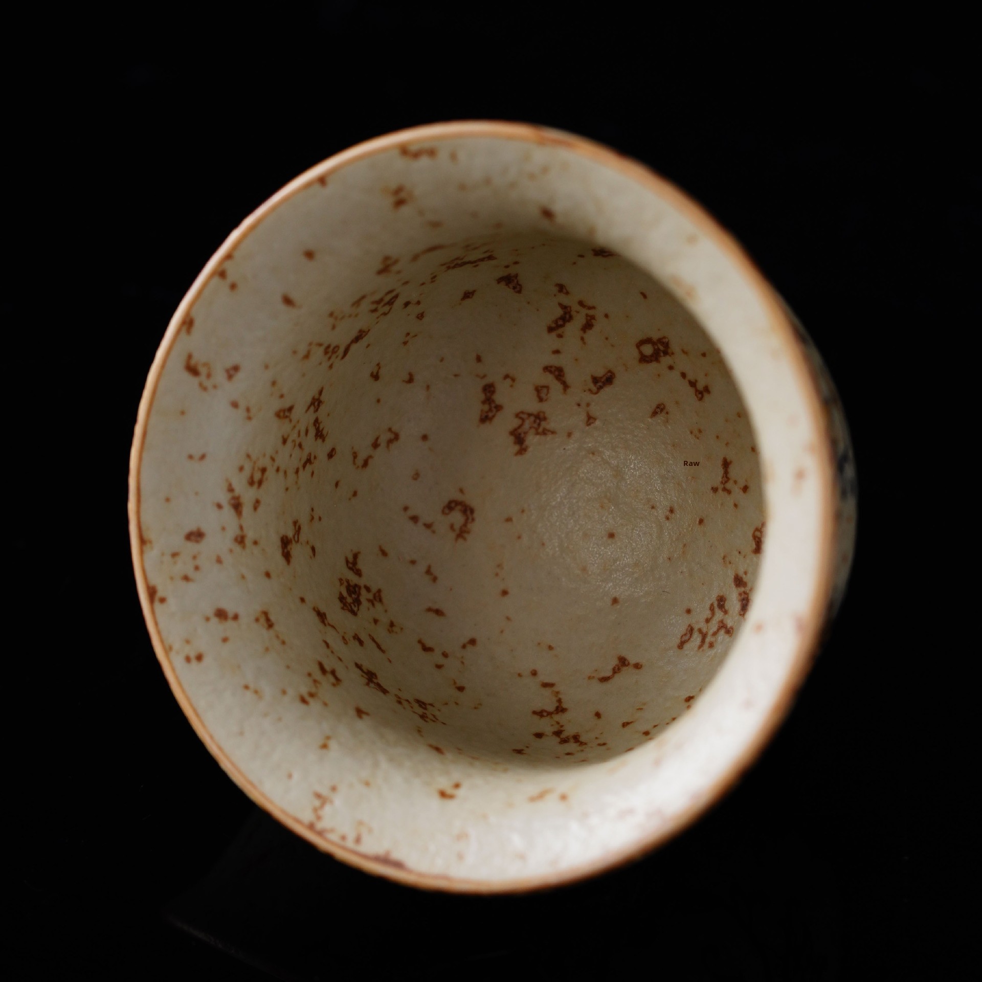 TEAGIFT Blue and White Porcelain Firestone Red Fair Cup – Gold-Outlined Ceramic Tea Divider, High-End Tea Ceremony Accessory for Home Kung Fu Tea Set