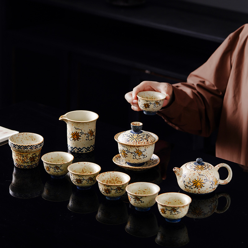 TEAGIFT Blue and White Porcelain Firestone Red Fair Cup – Gold-Outlined Ceramic Tea Divider, High-End Tea Ceremony Accessory for Home Kung Fu Tea Set