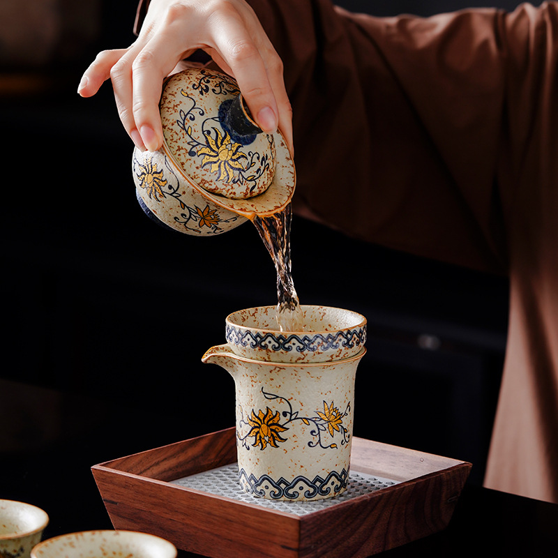 TEAGIFT Blue and White Porcelain Firestone Red Fair Cup – Gold-Outlined Ceramic Tea Divider, High-End Tea Ceremony Accessory for Home Kung Fu Tea Set