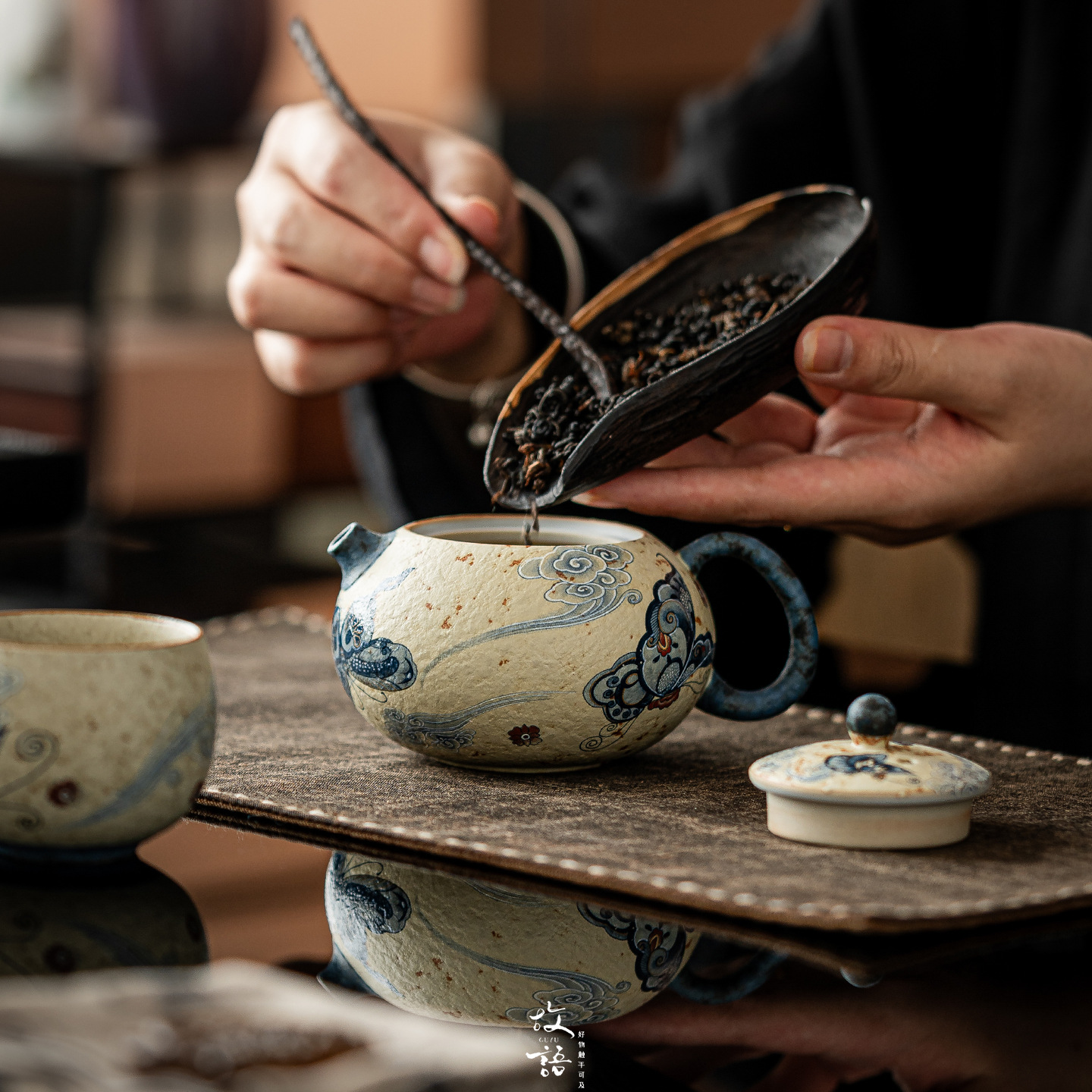 Blue and White Porcelain Handheld Teapot Red Kiln Change Wabi-Sabi Style Ceramic Teapot for Home Office Kung Fu Tea Brewing Coffee & Tea Sets