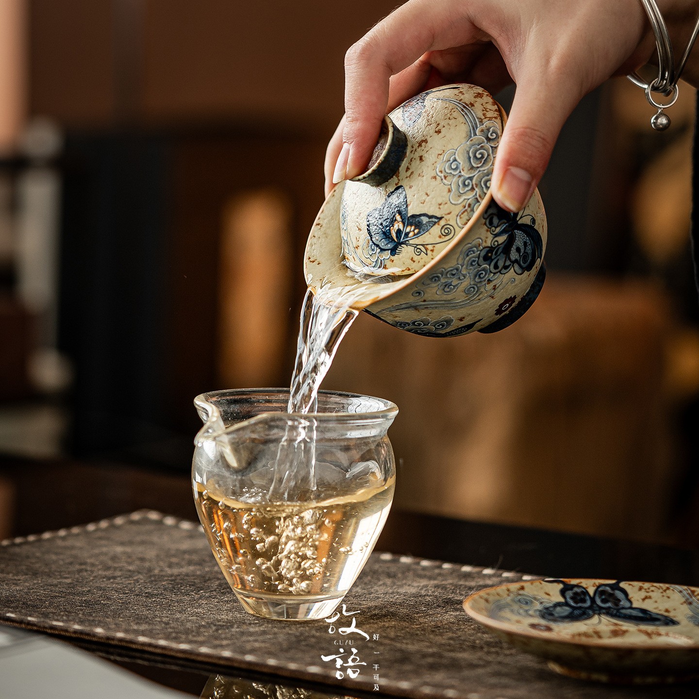 Blue and White Porcelain with Firestone Red Gaiwan (Lidded Tea Bowl) – Traditional Chinese Tea Brewing Vessel, Premium Single Serving Tea Cup with Lid, Exquisite Gift for Tea Enthusiasts