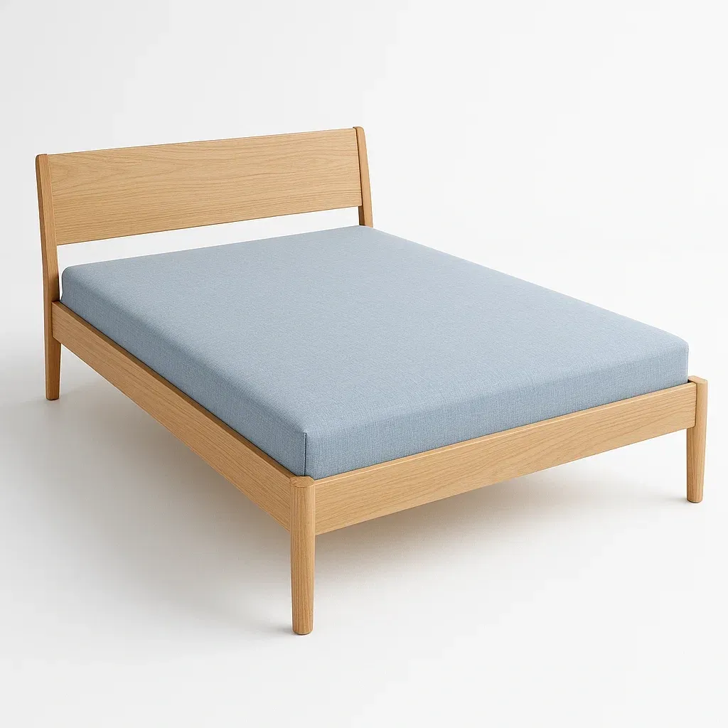 Letto a piattaforma in legno con materasso blu chiaro