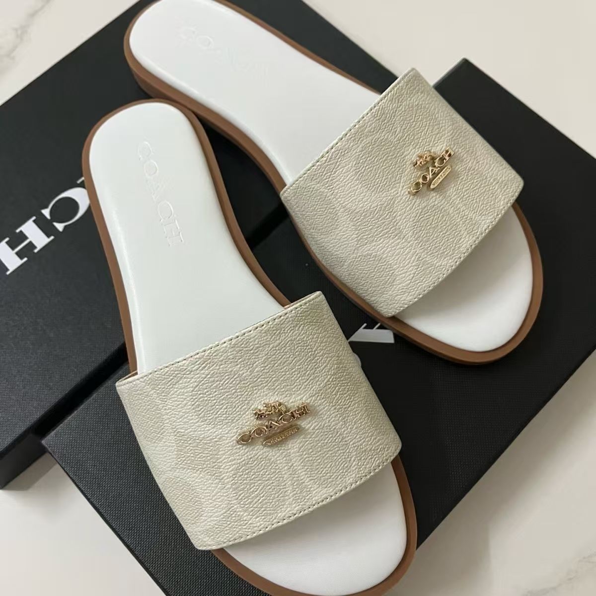 Round-toe retro flip-flops