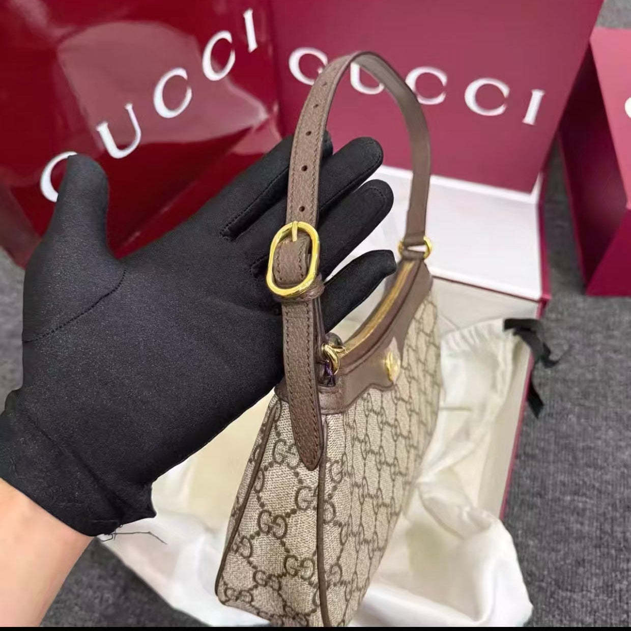 Stylish and high-end shoulder bag