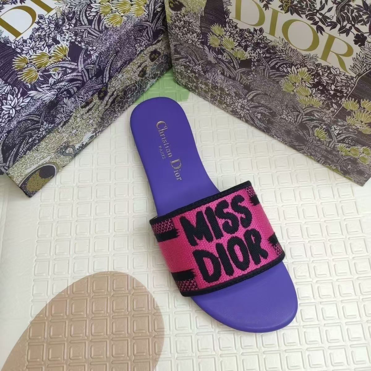 New dopamine letter D slippers - lightweight and quick-drying