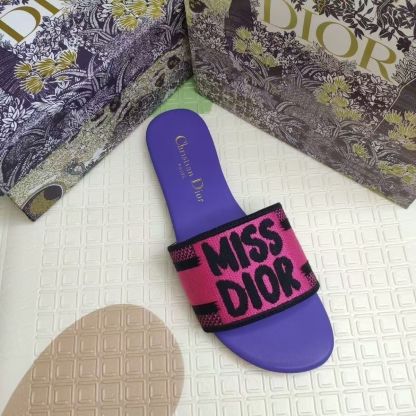 New dopamine letter D slippers - lightweight and quick-drying