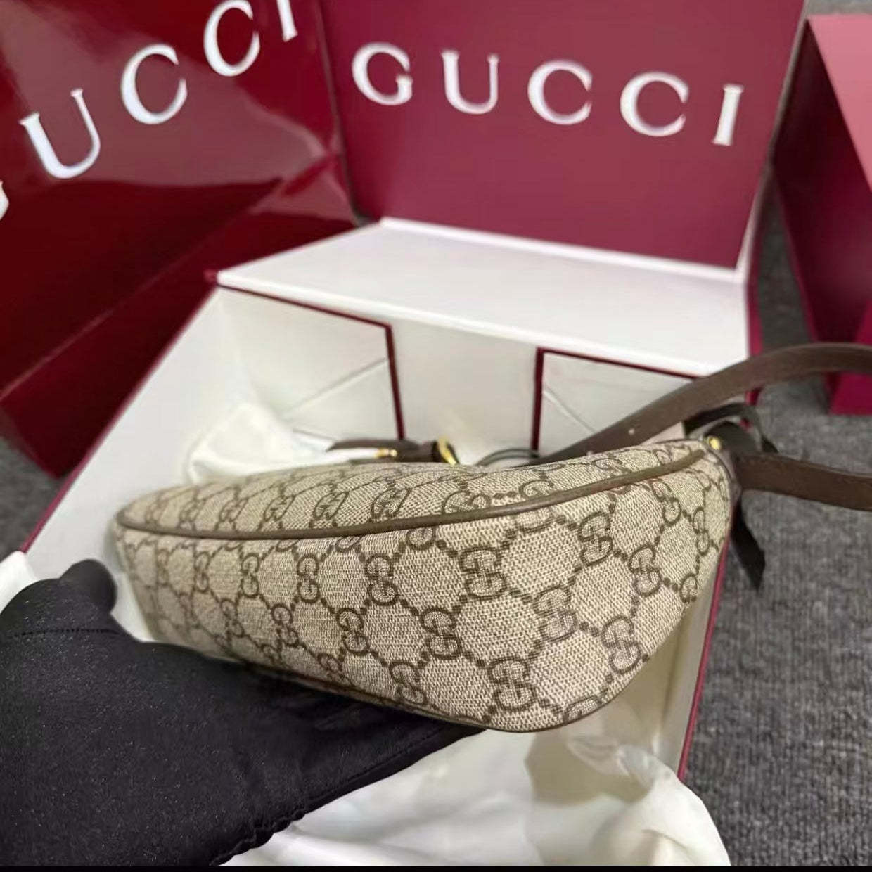 Stylish and high-end shoulder bag