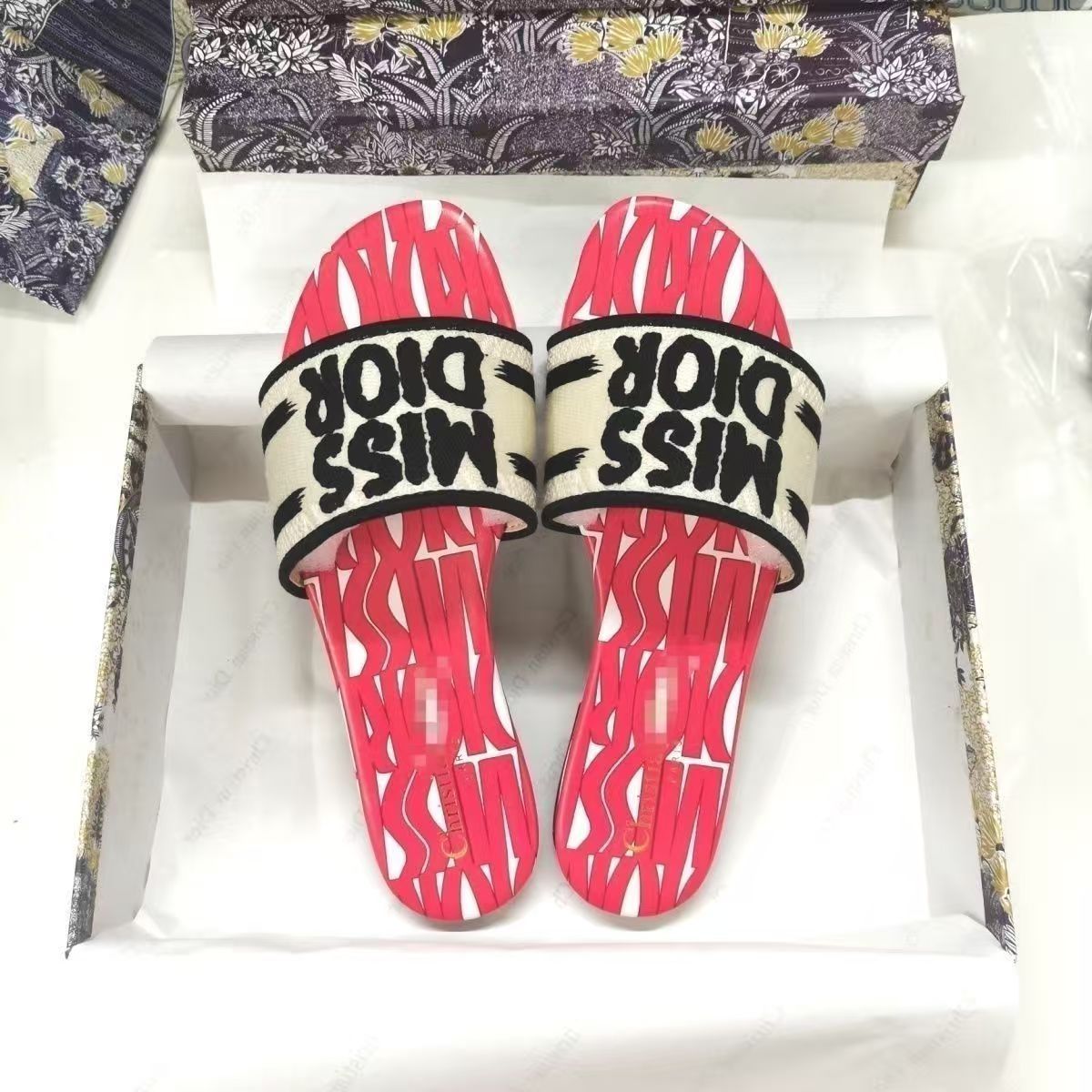 New dopamine letter D slippers - lightweight and quick-drying