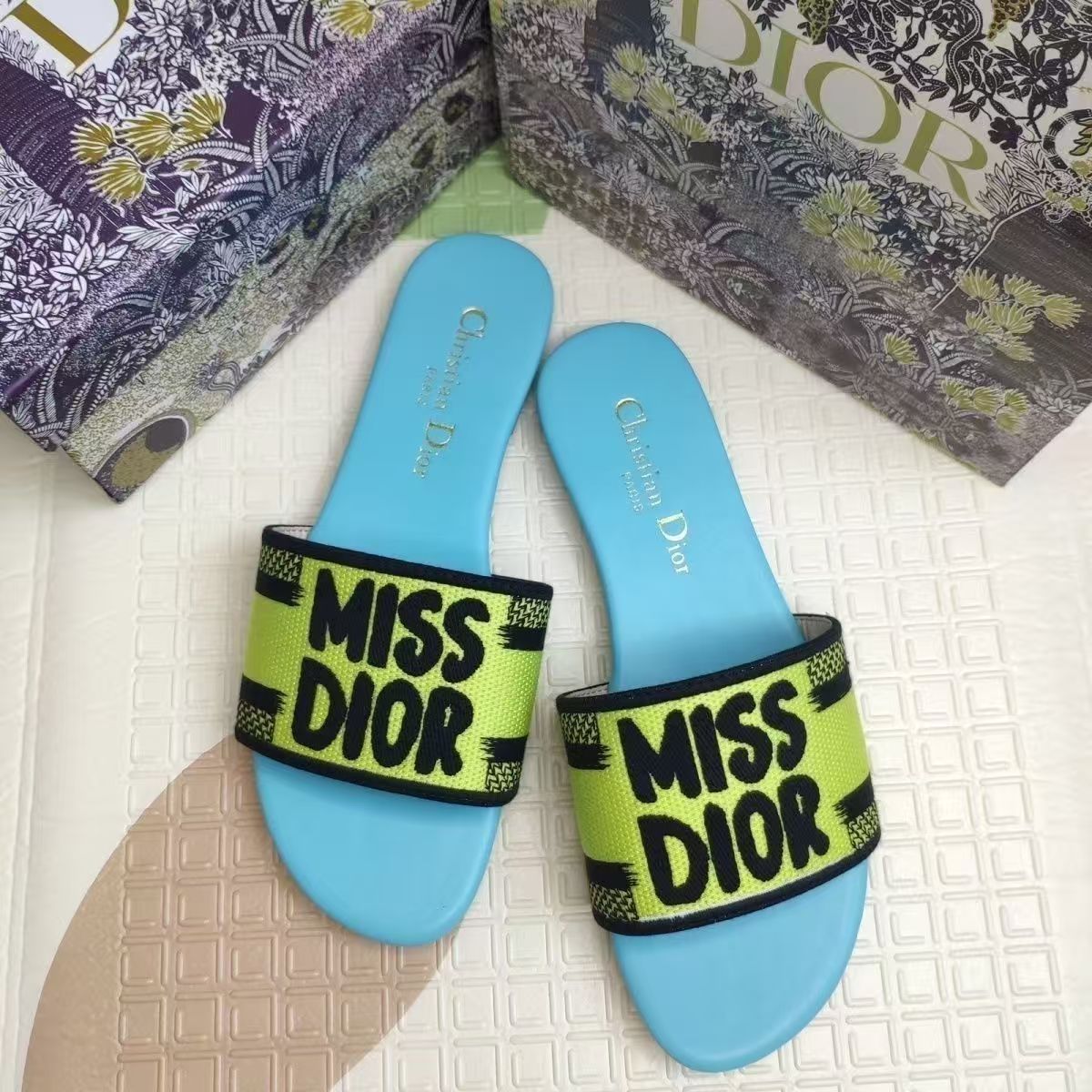 New dopamine letter D slippers - lightweight and quick-drying