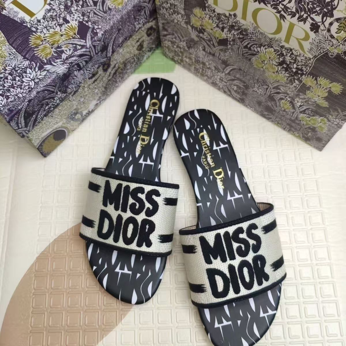 New dopamine letter D slippers - lightweight and quick-drying