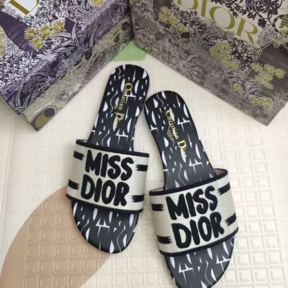 New dopamine letter D slippers - lightweight and quick-drying