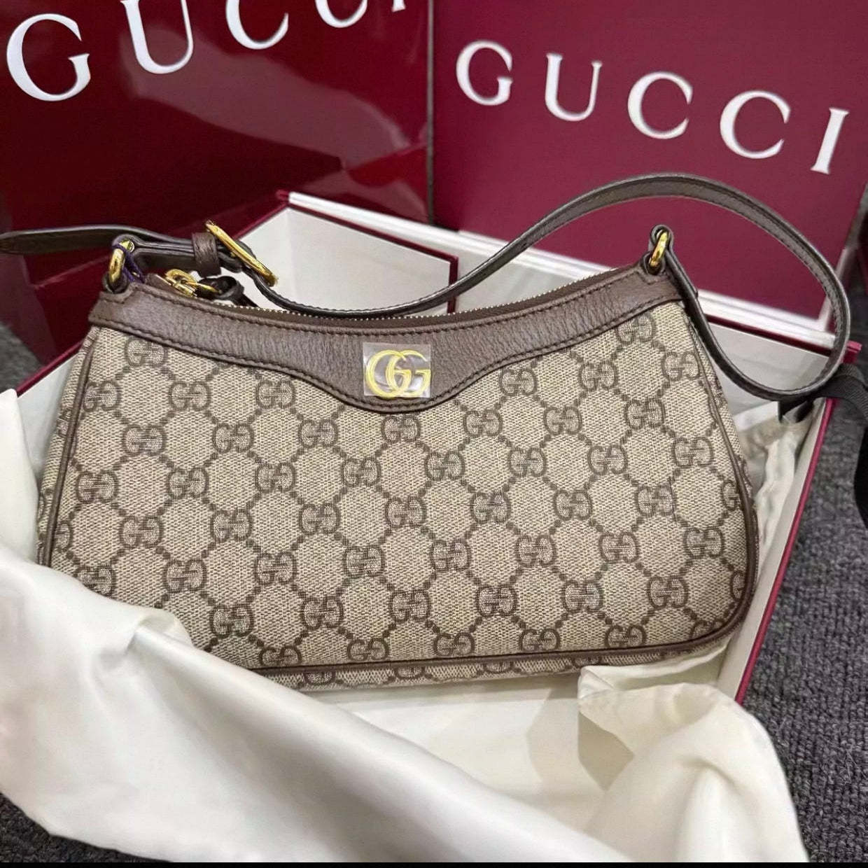 Stylish and high-end shoulder bag