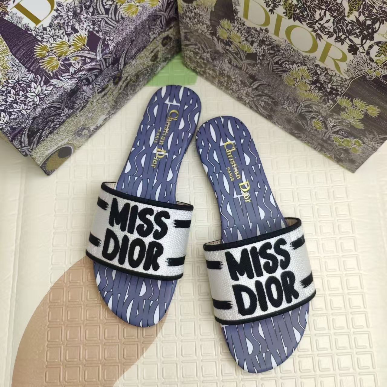 New dopamine letter D slippers - lightweight and quick-drying