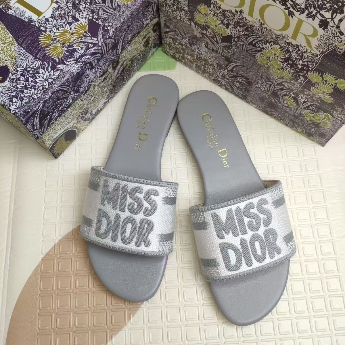 New dopamine letter D slippers - lightweight and quick-drying