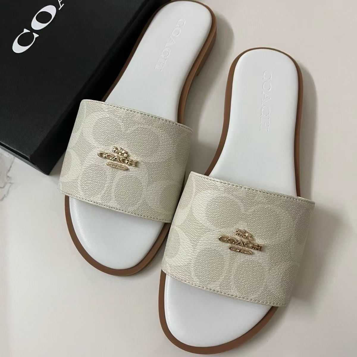 Round-toe retro flip-flops