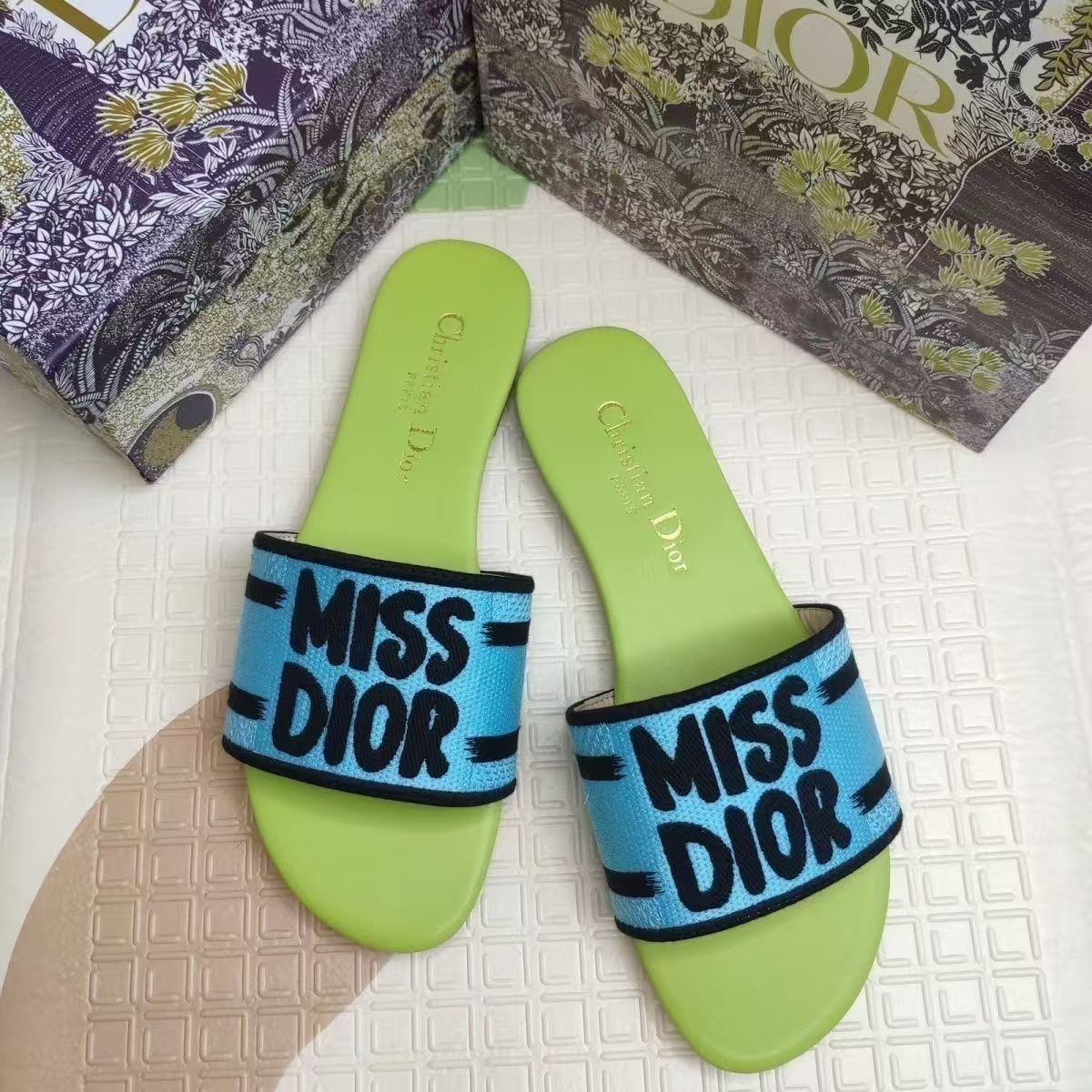 New dopamine letter D slippers - lightweight and quick-drying