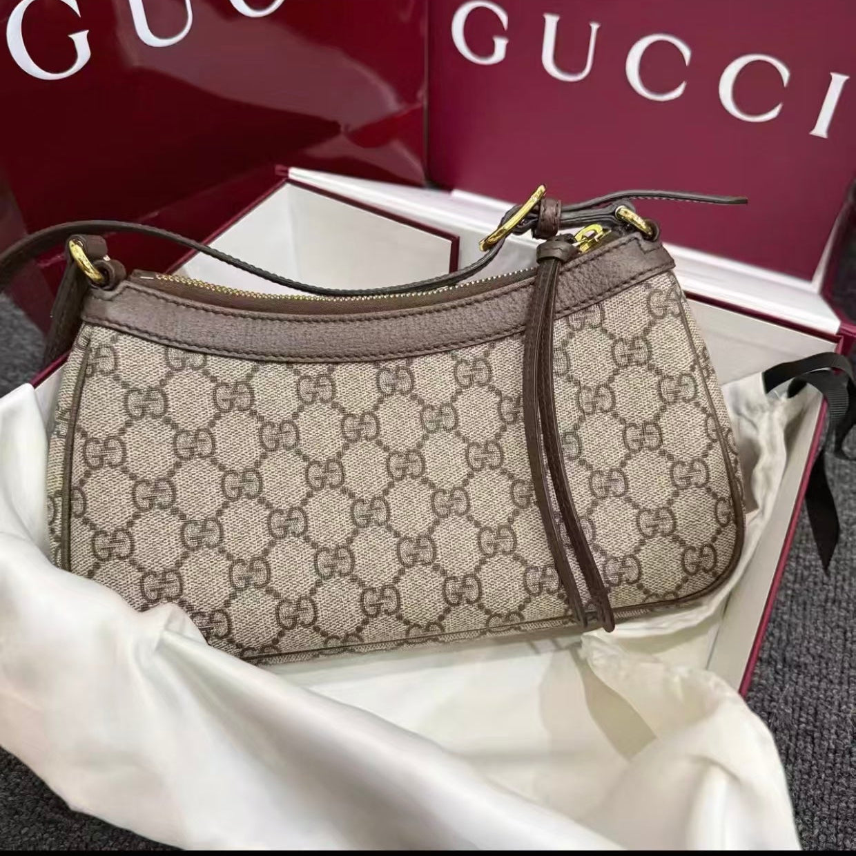 Stylish and high-end shoulder bag