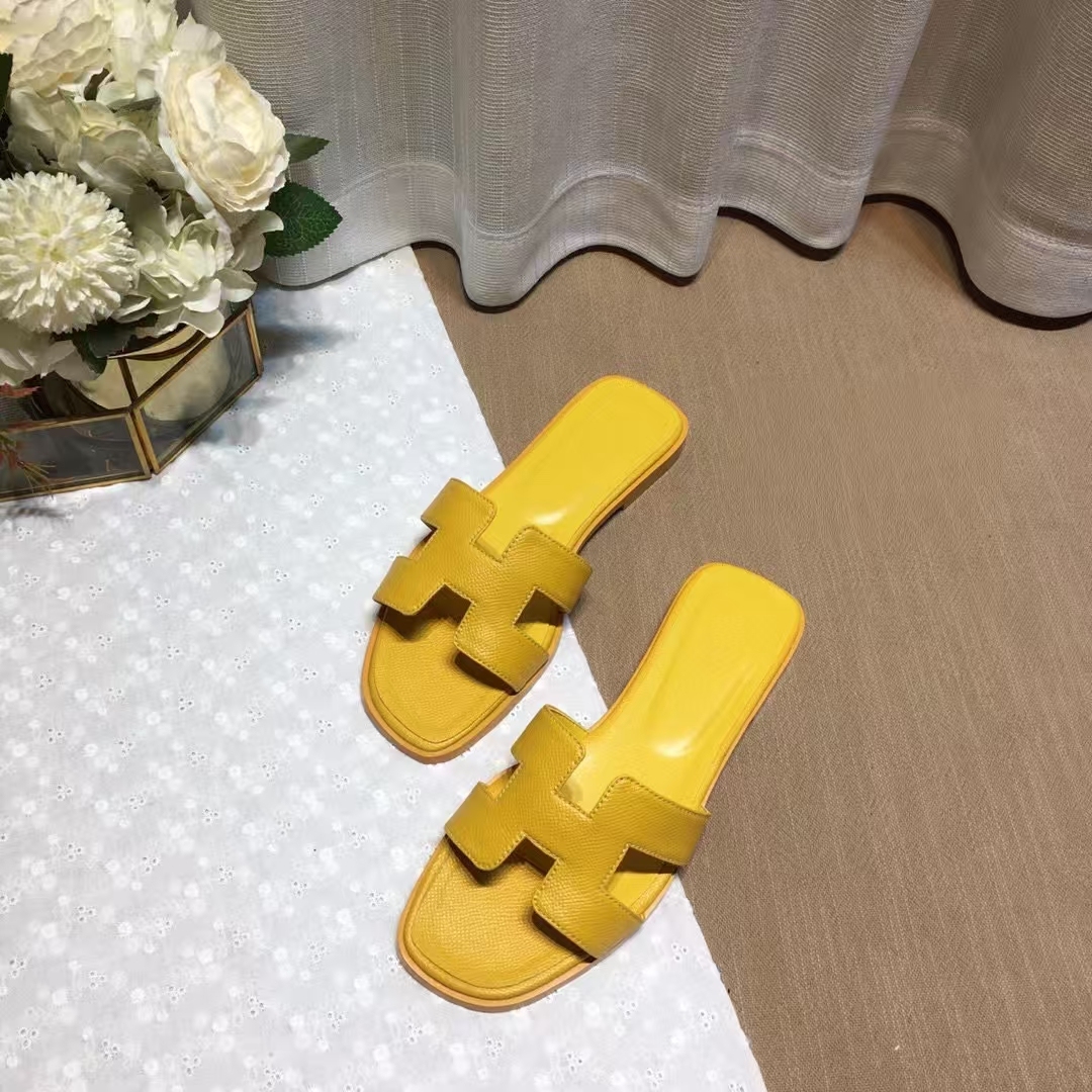 Stylish and versatile slip-on sandals